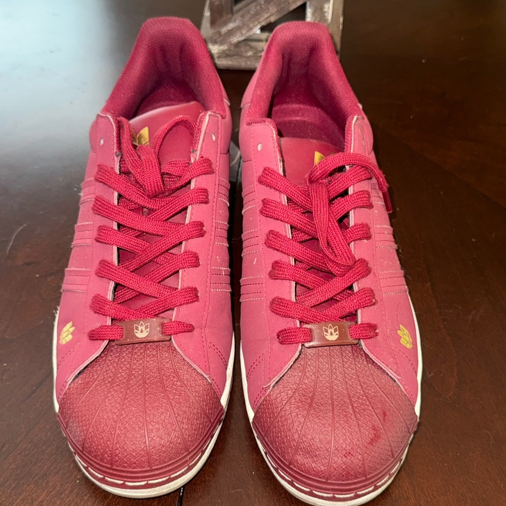 Adidas shelltoe burgundy Sneakers